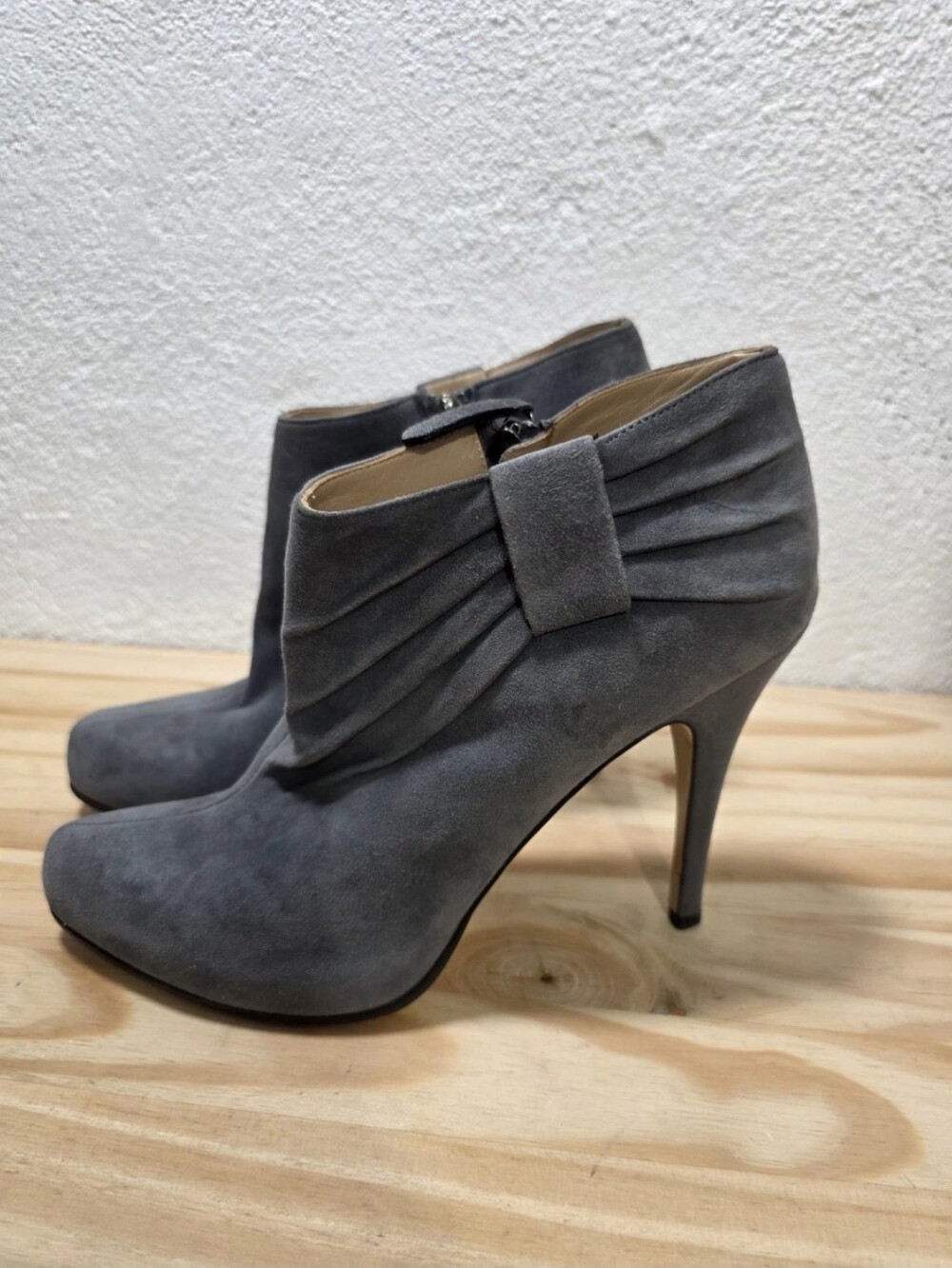 Valentino Garavani Gray Suede Bow Booties Size 8.5